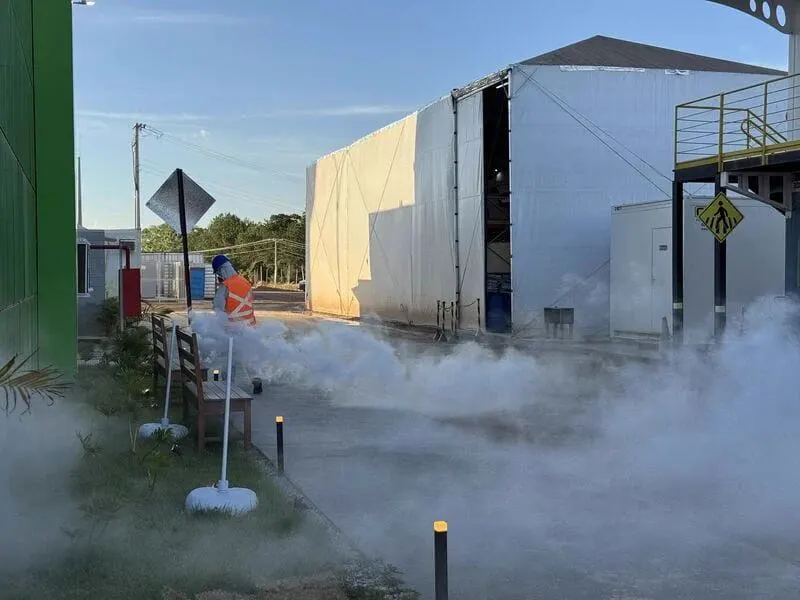 Termonebulização da Praban na área externa de um galpão industrial